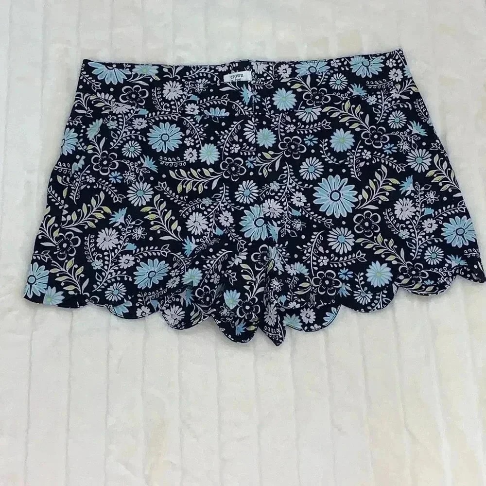 Crown & Ivy Womens Navy Blue Floral Scalloped Hem Shorts Size 12 Stretch Preppy